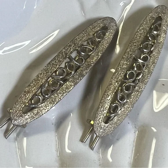 Pair of Vintage Golden Hair Clips with Intricate Design - Picture 3 of 13